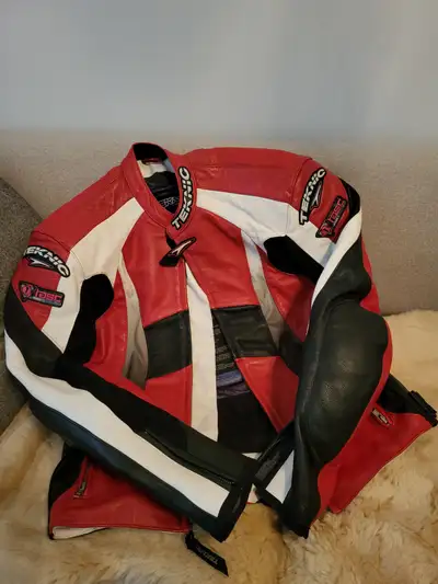 Vintage, near mint, padded, leather jacket. For pick up. Size iis n photos.