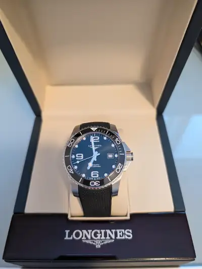 41mm Hydroconquest in mint condition. L888 caliber with 72hrs reserve. Rubber strap is sized to fit...