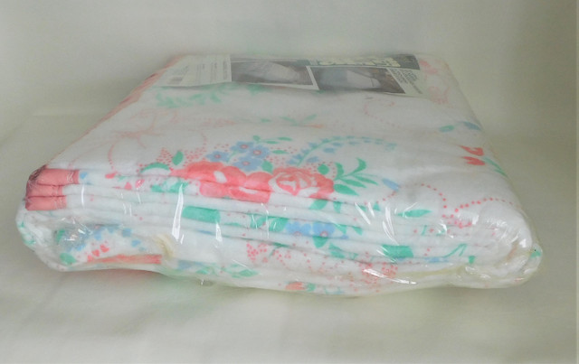Vintage 1970's BEACON Butterfly Floral Print Blanket - Twin/Full in Bedding in Cambridge - Image 3