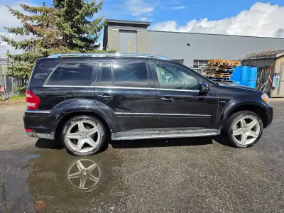 FULLY EQUIPPED WITH AMG WHEELS, HEATED LEATHER SEATS IN 1ST AND 2ND ROW, GLASS ROOF, NAVIGATION, XM...