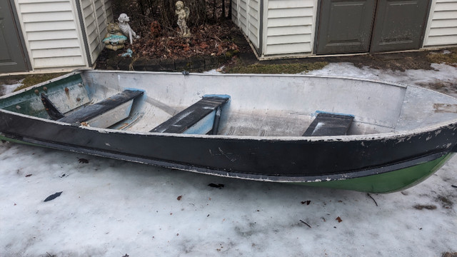 12 ft aluminum boat with easy load trailer. in Powerboats & Motorboats in Peterborough