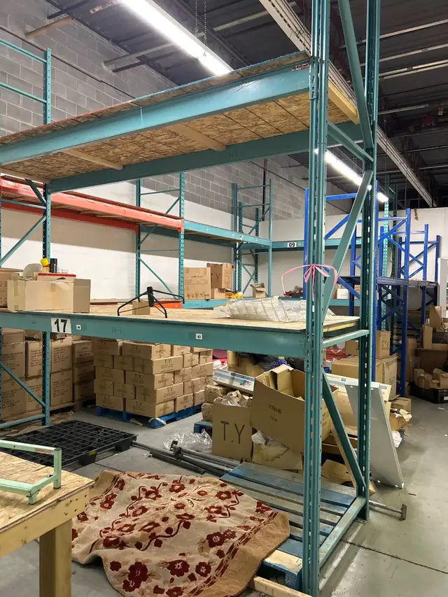 Soldes , Clearance Sale, in Industrial Shelving & Racking in City of Montréal - Image 2