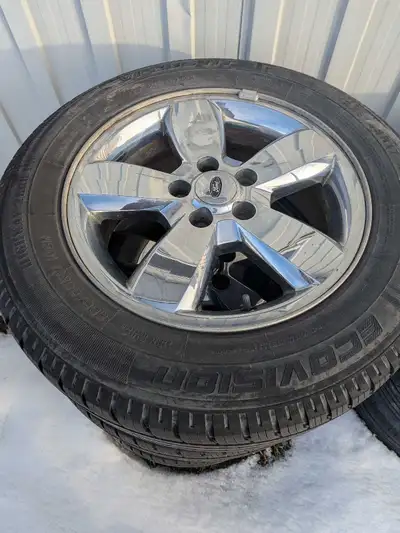 4 Mags Ford de 17" à vendre montées sur pneu d'été encore bon pour une saison. Était sur un Escape 2...