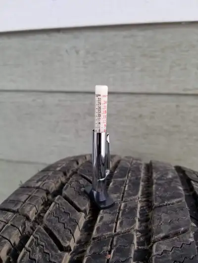 4 pneus 4 saisons Bridgestone 225/65R17 Turanza Quiettrack 102H achetés printemps 2025, très peu rou...