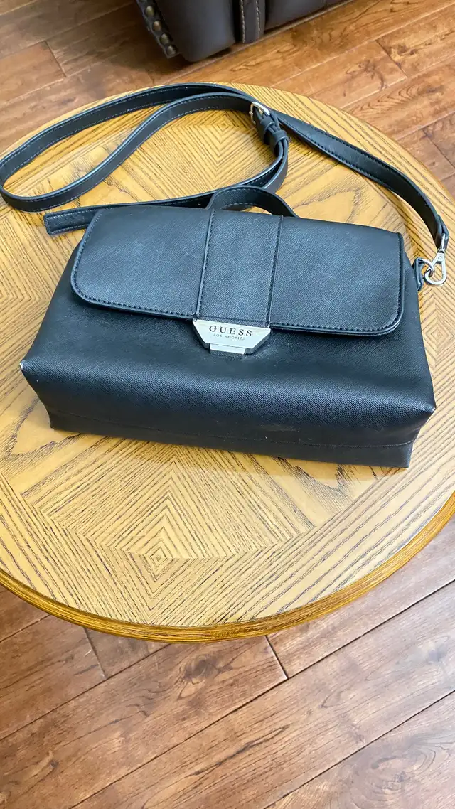 Guess Handbag , like new , stylish designer ! in Women's - Bags & Wallets in Kitchener / Waterloo - Image 3