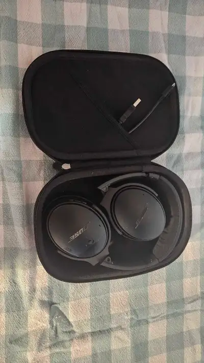 These used Bose Quiet Comfort 35 II headphones deliver exceptional sound quality and noise cancellat...