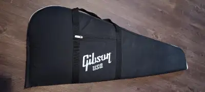 Gibson USA soft shell case , well padded and hardly used. Approx. 40 " long. Fits my SG and Les Paul...