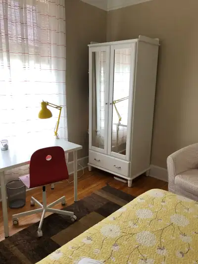 Chambre disponible dès maintenant, dans un environnement tranquille et confortable. La connexion wi-...