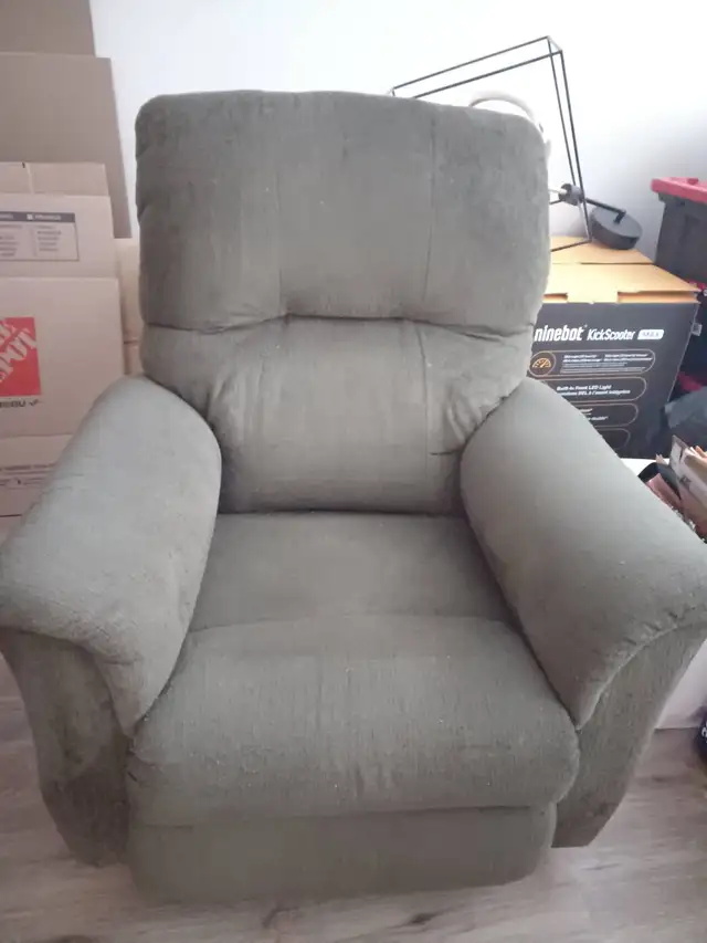 Sage Green Reclining Armchair - Great Condition in Chairs & Recliners in Markham / York Region - Image 2
