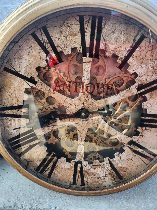 Large Antique Wall Clock  in Home Décor & Accents in Ottawa - Image 3