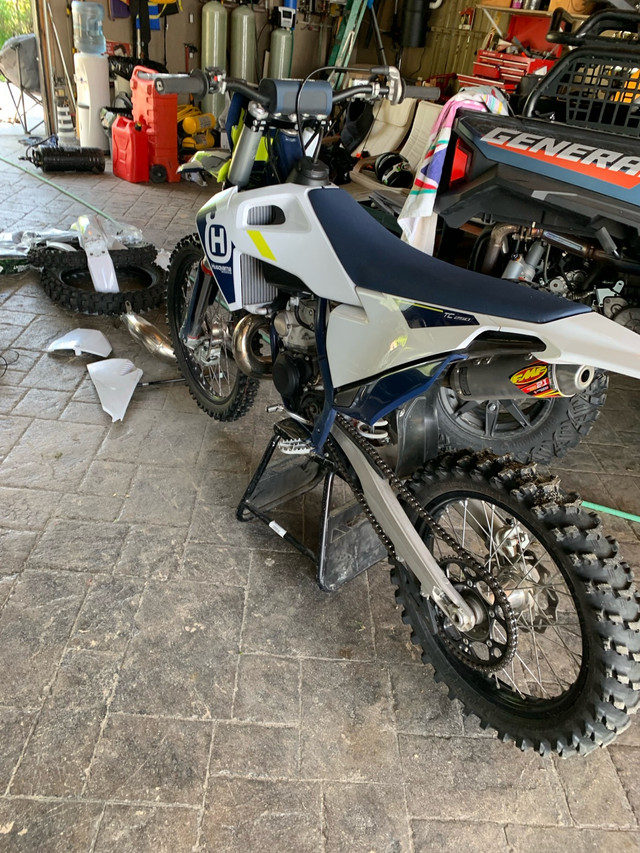 2022 HUSQVARNA TC 250/ 2010 YAMAHA YZ 250 F in Dirt Bikes & Motocross in Regina - Image 2