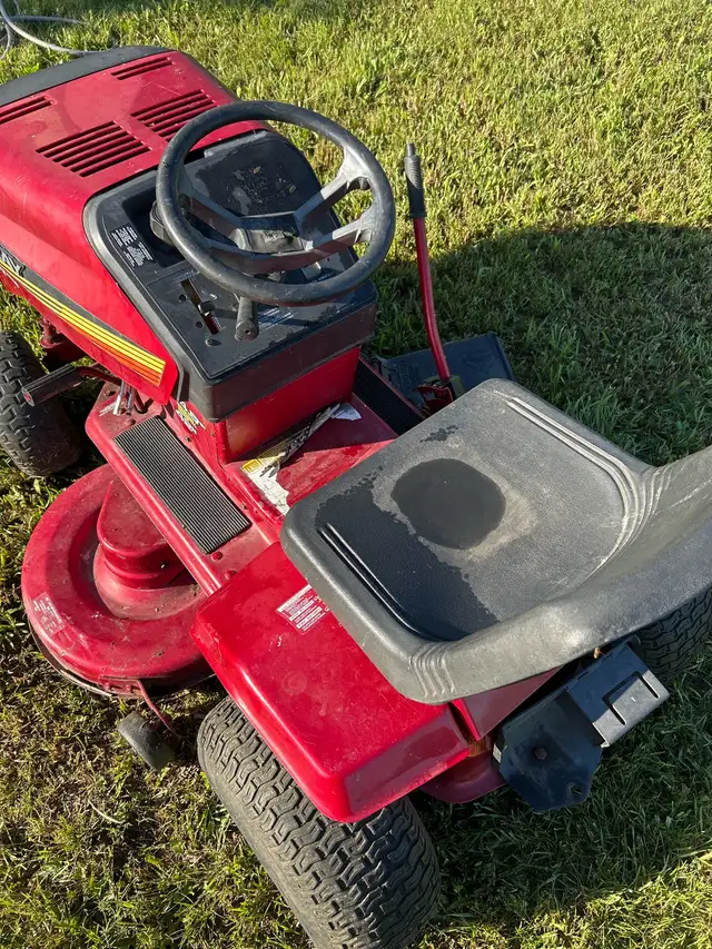 ride on lawnmower in Lawnmowers & Leaf Blowers in Moose Jaw - Image 6