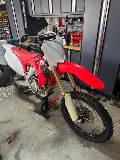 Brand new wheels, chain and rear tire. New fork seals and refresh done on front forks. Fuel injected...