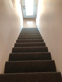 Installation de tapis d'escalier