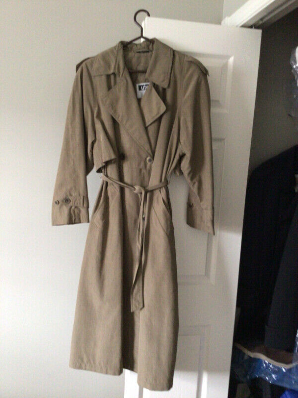 Women's full length trench coat dans Femmes - Hauts et vêtements d'extérieur  à Vernon - Image 2