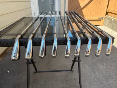 Set of Titleist golf clubs consisting of: Irons #5 to #9 with a P and a W wedge: Titleist AP2 - 716...