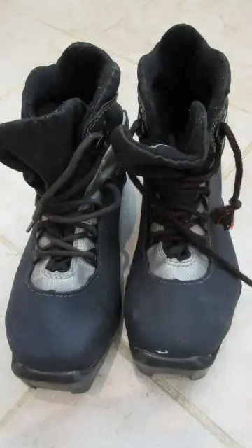 Salomon SNS Cross Country Ski Boots EU 35 (size 2.5) in Ski in Ottawa - Image 2