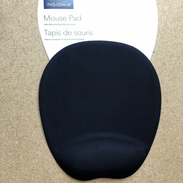 Insignia Ergonomic Gaming Mouse Pad Memory Foam Non-Slip Rubber in Other in Ottawa - Image 2