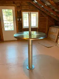 belle table en stainless 32 po. Payé 1500$