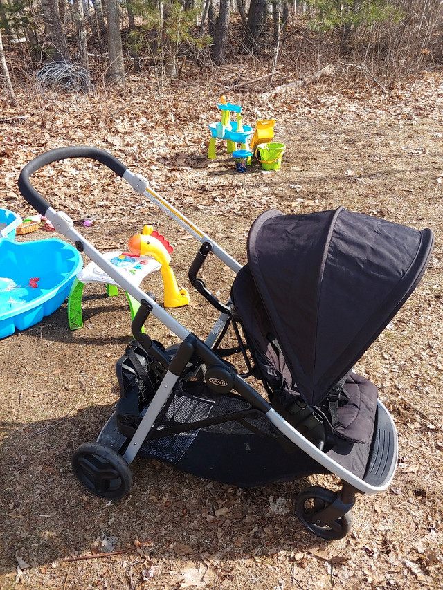 Graco Double stroller  Ready 2 Grow in Strollers, Carriers & Car Seats in Fredericton - Image 2