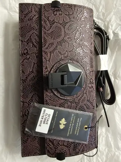 Sac à main en cuir de la collection Celine Dion tres limitée de couleur rouge vin. Flambant Neuf Cel...