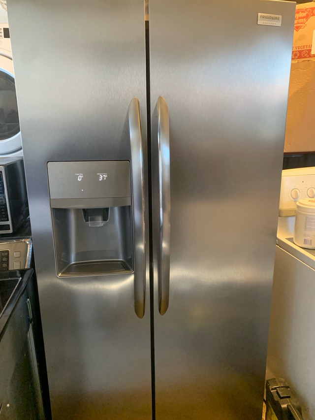 Frigidaire 33” Fridge in Refrigerators in City of Toronto