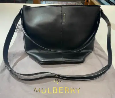 Black leather bag Brass hardware finish Adjustable shoulder strap Microsuede Lining Base: 14 cm. X 1...