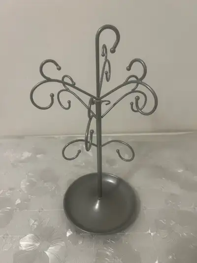 This metal jewellery stand is a sleek and practical accessory, offered in good used condition to hel...