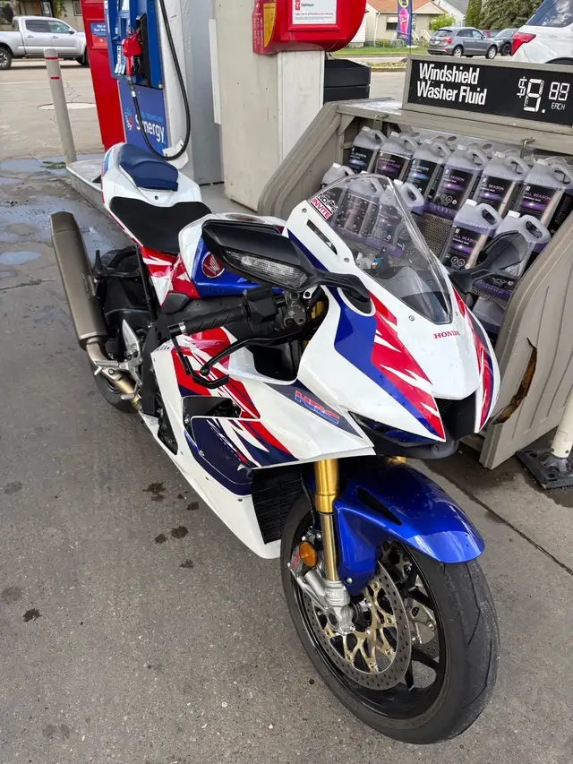 Honda CBR1000RR in Sport Bikes in Edmonton - Image 4