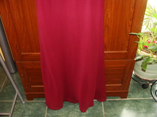 Magnifique robe de soirée, couleur bourgogne, grandeur 12 dans Femmes - Robes et jupes  à Laval/Rive Nord - Image 4