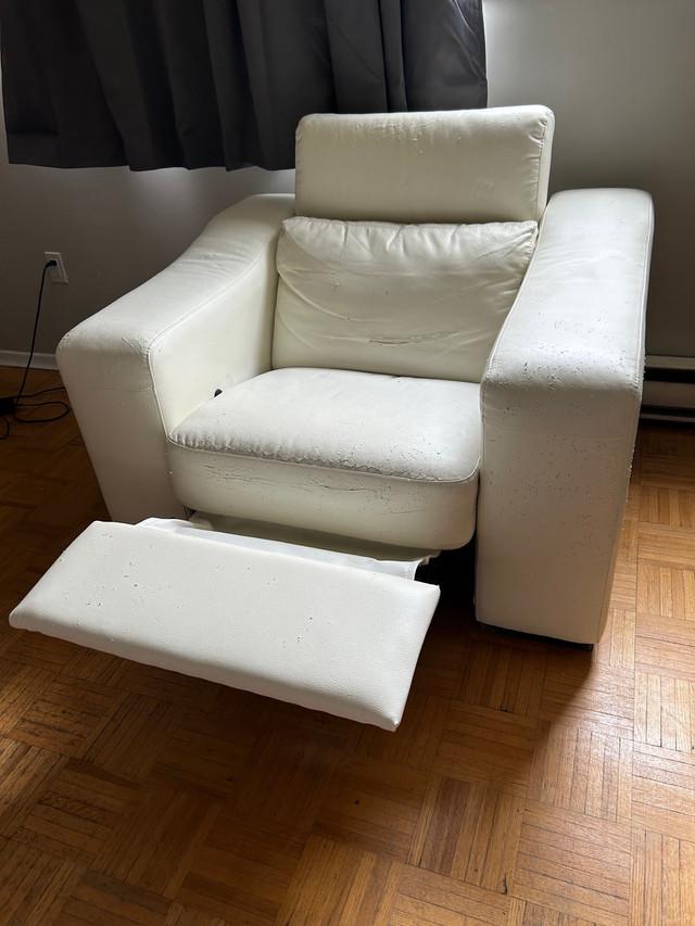 One seater leather recliner for sale in Chairs & Recliners in Petawawa - Image 2