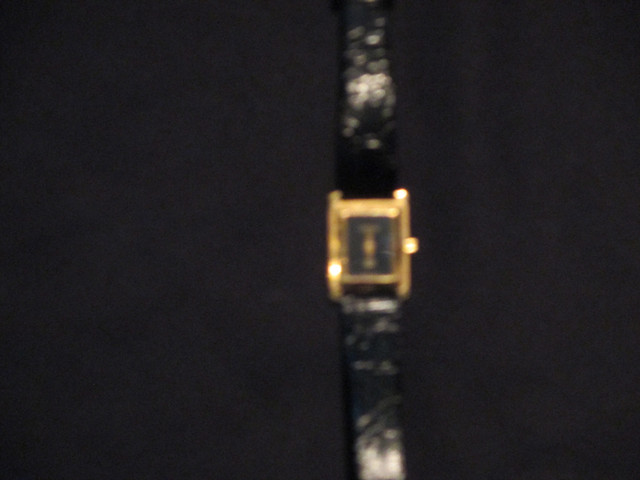 VINTAGE WOMEN'S "GUCCI" WRIST WATCH CLOCK JEWELRY in Jewellery & Watches in Kitchener / Waterloo - Image 4