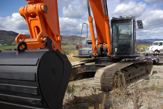 2014 Hitachi 350LC Excavator in Heavy Equipment in Vernon - Image 2