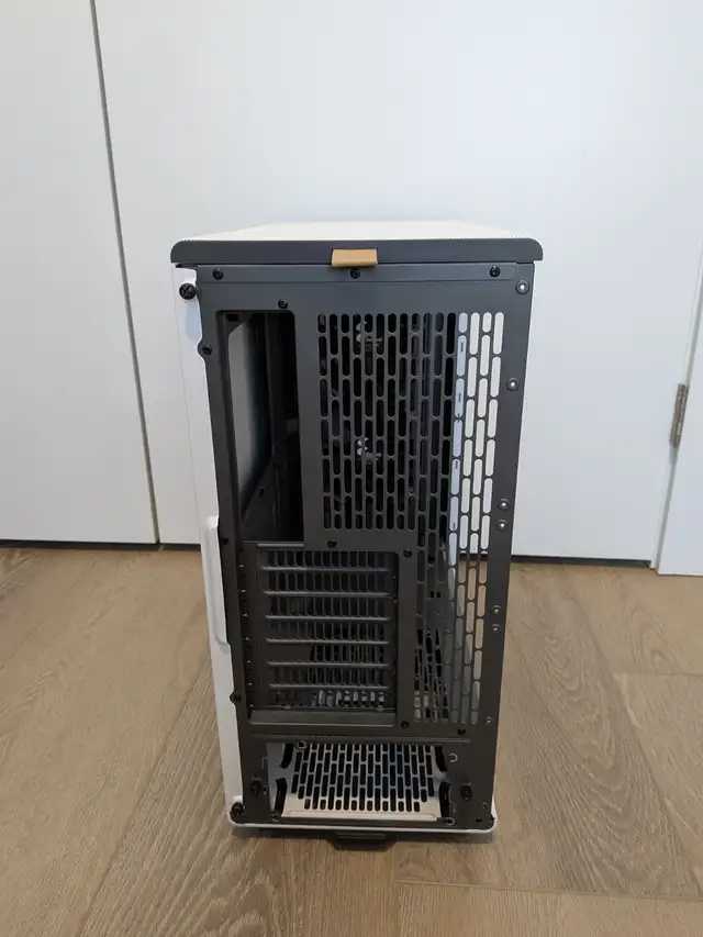 Fractal Design North ATX Mid Tower Case White in System Components in Markham / York Region - Image 6