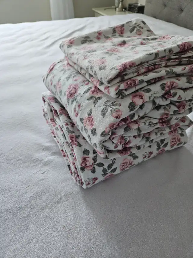 For Sale Sheets KING SIZE, FLANNEL, FLORAL 100% Cotton in Bedding in Petawawa - Image 4