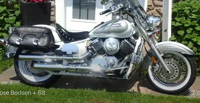 Superbe moto, bien entretenue. spécial édition 200/400. Moteur 2 cylindres, très fiable. Mono siège...