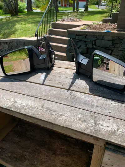 Tundra mirrors and tow mirrors from a 2007 tundra . 60$ for all .