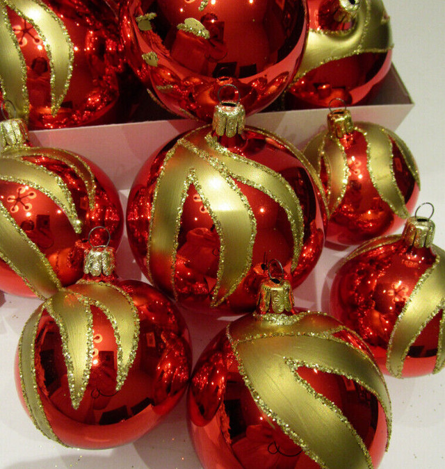17 POLAND RED & GOLD GLASS HANGING ORNAMENTS, NOT USED in Arts & Collectibles in Hamilton - Image 3