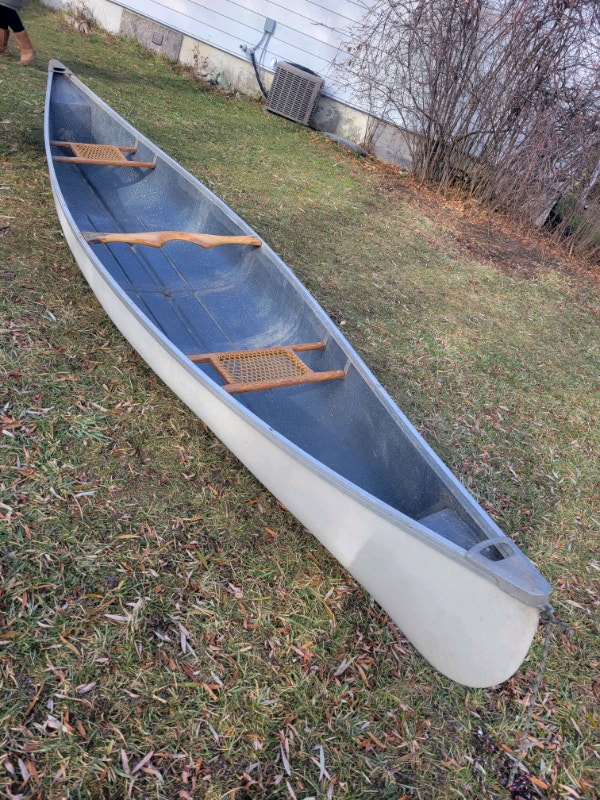 16ft Fiberglass Big Chief Canoe Canoes, Kayaks & Paddles Markham