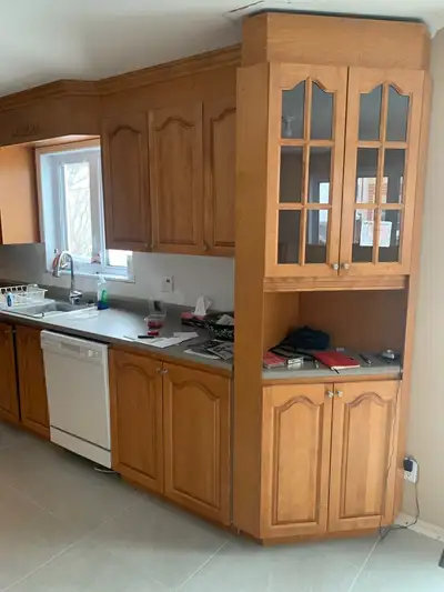 Armoires de cuisine avec portes en merisier en bon état excepté les comptoirs qui sont à remplacer....