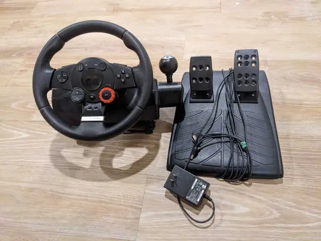 Logitech Driving Force GT ex5c19 in Other in City of Montréal - Image 3