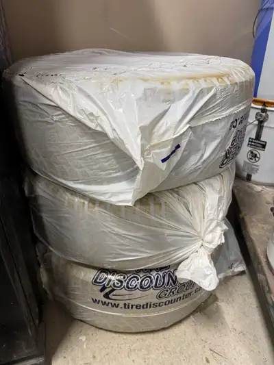 Both used for less than 4 months with no more than 3000km. basically like brand new 4 x Continental...