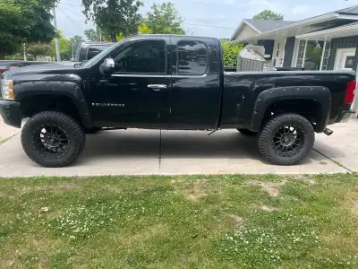 O7 Silverado, 300k on body Has pro comp lift kit Rims and new tires Flow master dual exhaust Ac work...