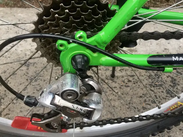 Beau Vélo de montagne Kawasaki, presque neuf avec accessoires in Mountain in City of Montréal - Image 4