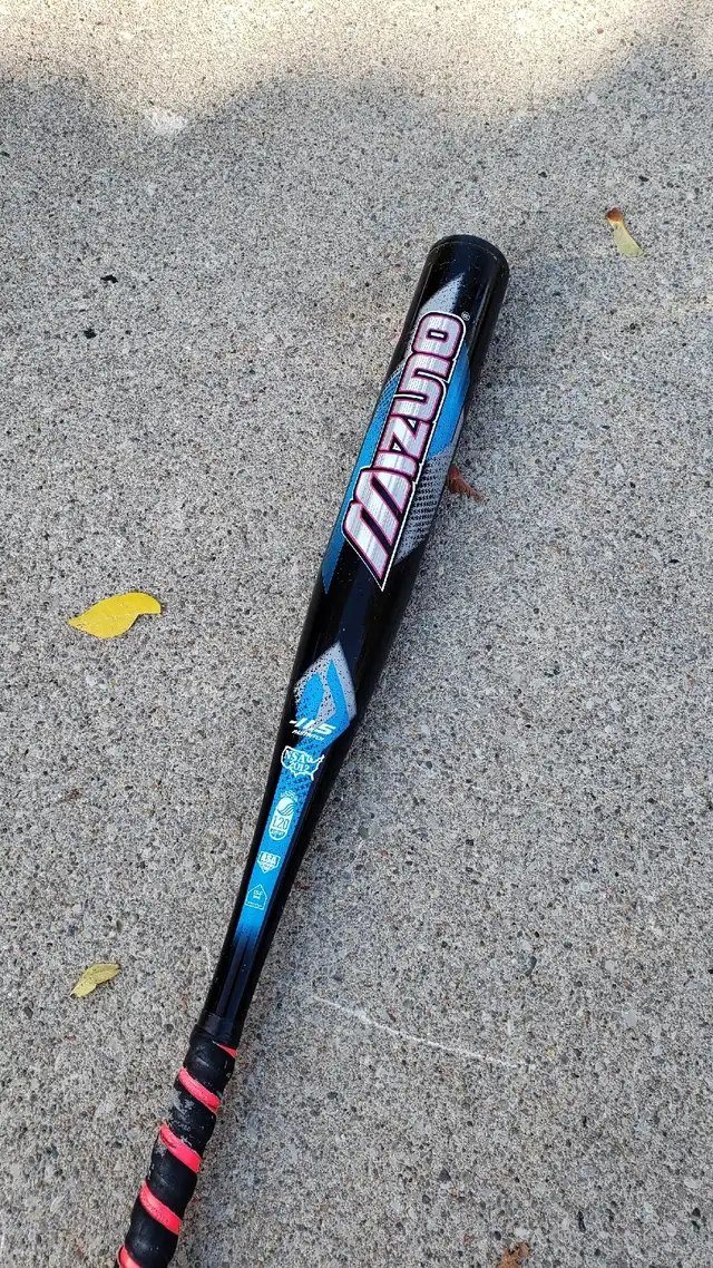 Mizuno Finch 30" Softball Bat$125 in Baseball & Softball in Barrie - Image 2