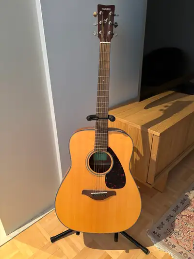 Yamaha Acoustic Guitar – Very Good Condition, View more