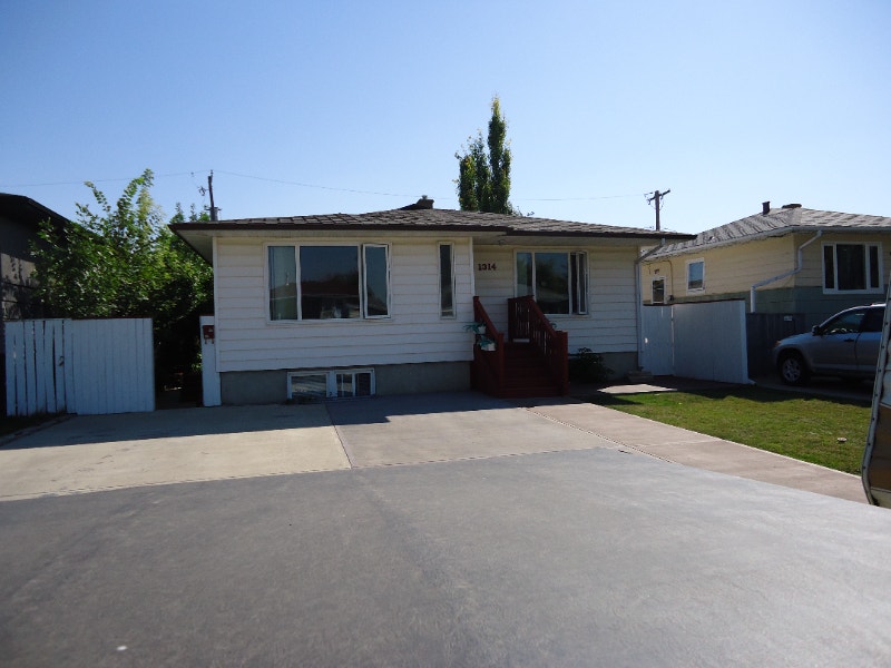 North Side sunny room with ensuite bath Room Rentals & Roommates