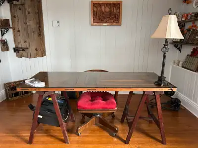 Très beau bureau fabriqué avec deux vieux traiteaux, une vieille porte en chêne maillé, un verre tre...