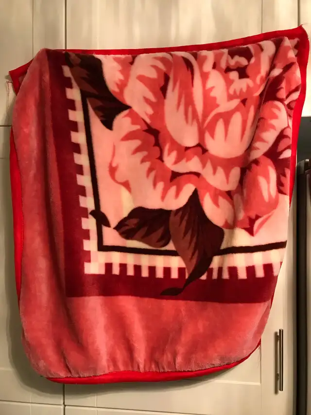 Small red square blanket in Bedding in Richmond - Image 4