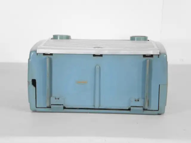 Radio Antique Rca Victor Portatif Modele P132 Globe Trotter Vert in Arts & Collectibles in Laurentides - Image 8